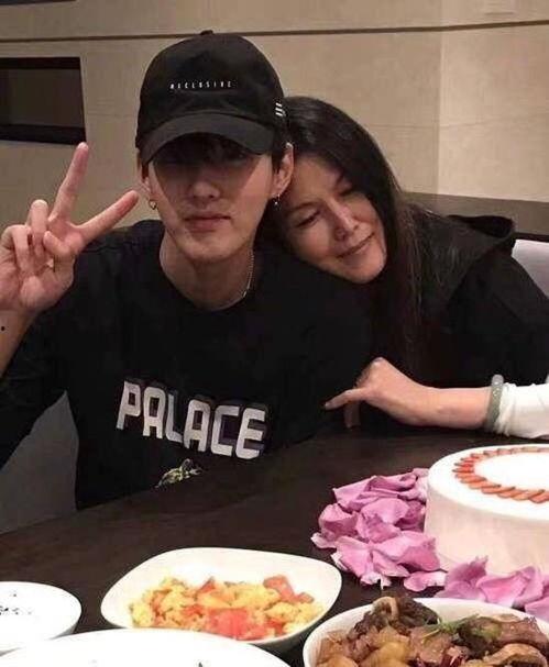 儿子赴美母亲爆料视频,儿子赴美留学背后的心酸与成长